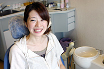 画像：診療台で微笑む女性