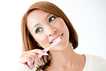 画像：歯磨きする女性